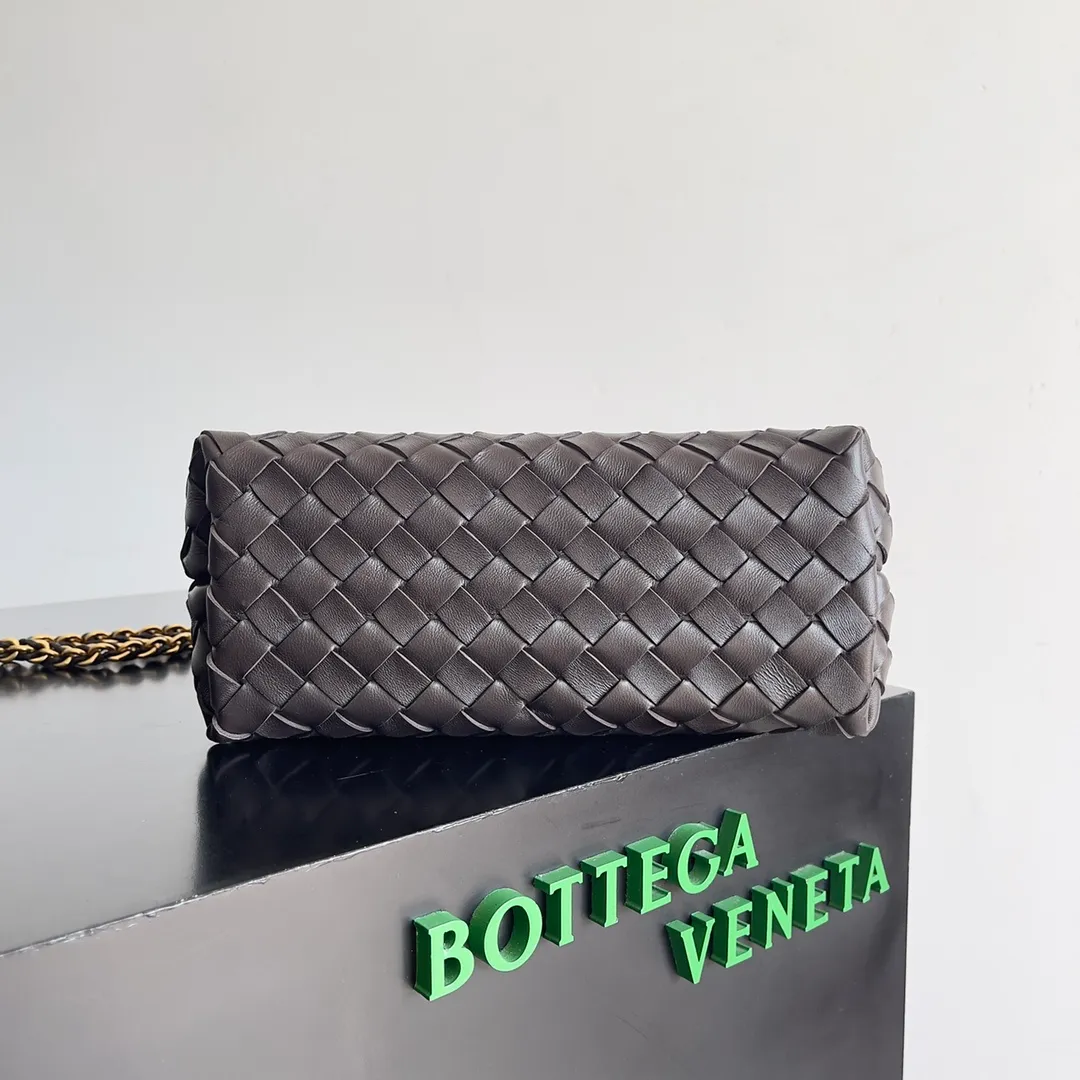 Batch 1960 BOTTEGA VENETA 2024 spring and summer new small ANDIAMO chain bag is also available! 🔥🔥I believe many friends have been waiting for a long time. The metallic chain adds a touch of sophistication to the original softness and elegance of Andiamo. The collision of classic craftsmanship and elegance creates a different kind of beauty. Style number: 786008 Size: 25*22*10.5cm